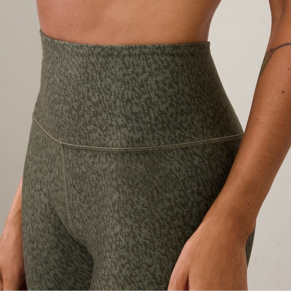 Athleta Elation Ultra High Rise Legging Animal Green Like New Medium Petite